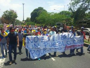 Carabobeños marchan hasta la 41 Brigada Blindada en Naguanagua