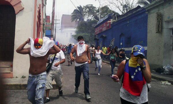 Dispersan marcha con bombas lacrimógenas en San Cristóbal (Fotos)