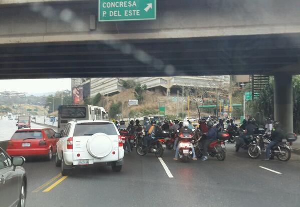 Motorizados cierran accesos en la autopista de Prados del Este