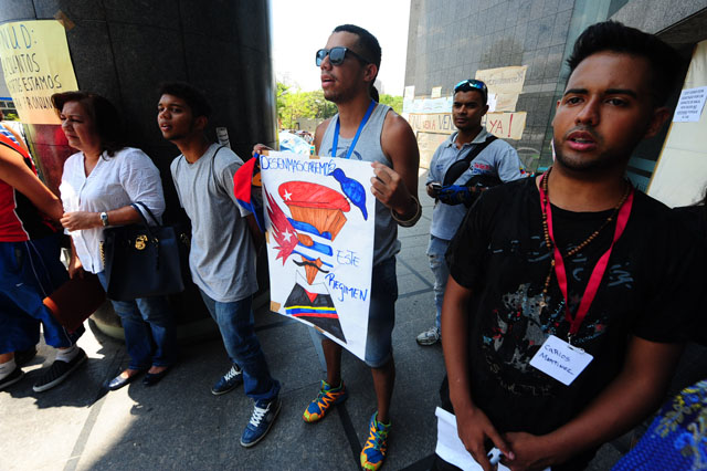 Profesores de la UCV y sociedad civil apoyan a estudiantes frente sede de la ONU (Fotos)