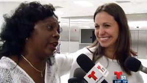 Increíble casualidad anticastrista: María Corina Machado y líder de Damas de Blanco se topan en Miami (VIDEO)