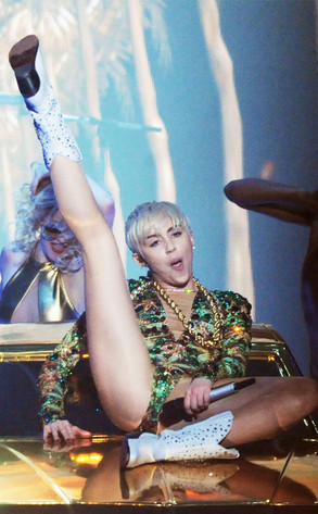 Miley Cyrus pone a “cantar” a su vagina durante un concierto (Foto + WTF)