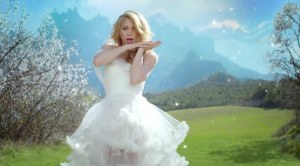Vestida de novia, así luce Shakira en su nuevo videoclip “Empire” (Video)