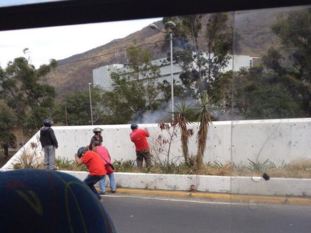 Colectivos “de paz” atacan adyacencias de la UCAB (Fotos)