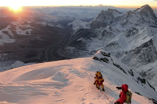 Los sherpas abandonan el Monte Everest