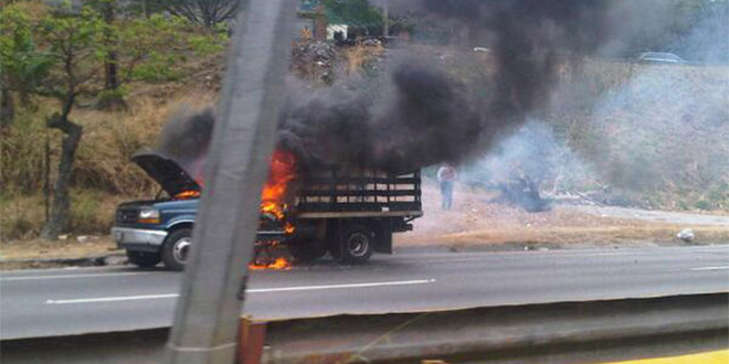 Se incendia camión en el Distribuidor Metropolitano sentido Guarenas (Fotos)