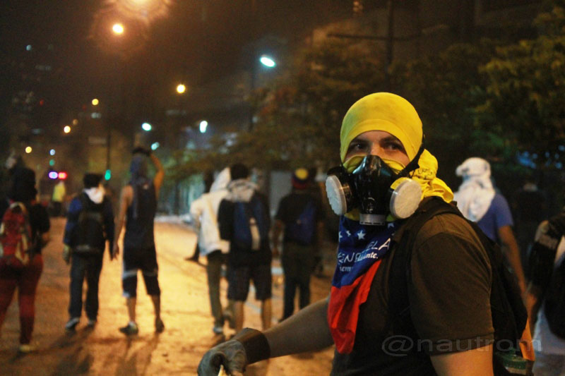 PNB ahora reprime a manifestantes con explosivos aturdidores (Fotos + Video)