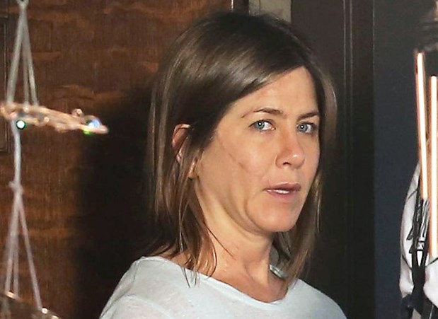 Jennifer Aniston aparece sin maquillaje y con una gigantesca cicatriz en el rostro