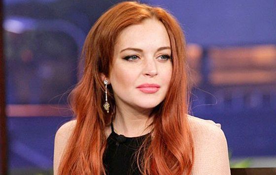 ¡Pillada! Lindsay Lohan se la quiso dar de flaca y se le estiraron las escaleras