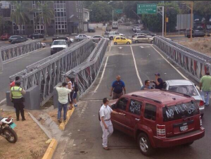Continúa cerrado paso vehicular en puente provisional de Las Mercedes