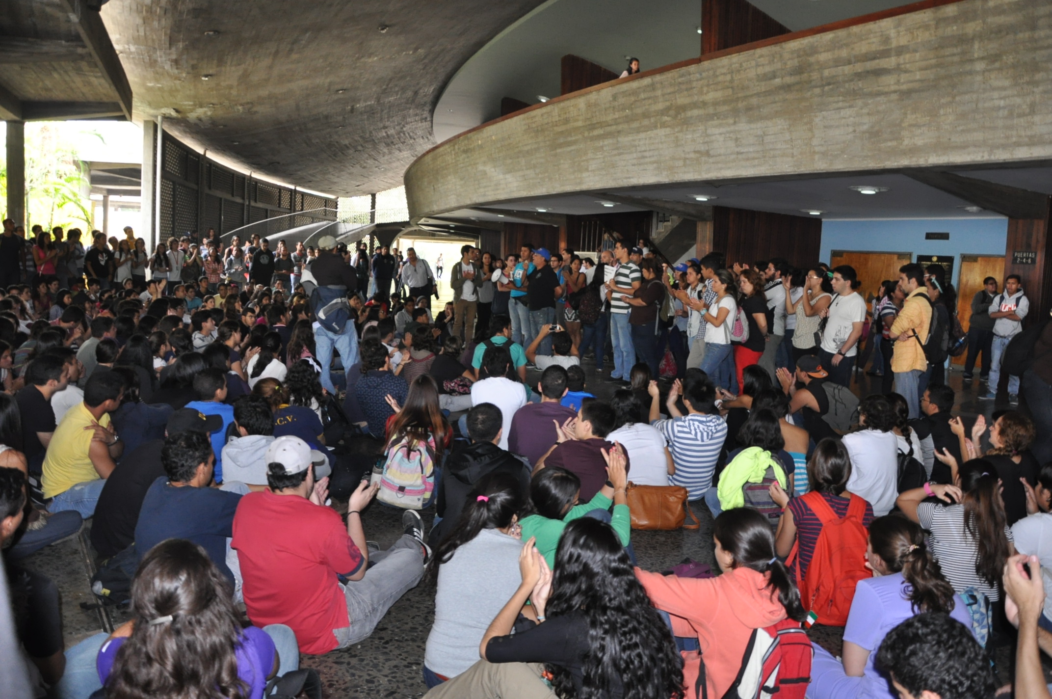 Universitarios alzan su voz contra imposición del CNU para nuevos ingresos