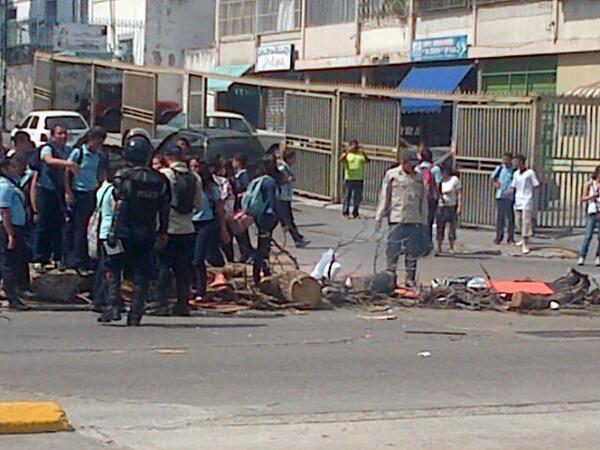 Bachilleres arman barricada en la avenida Victoria (Fotos)