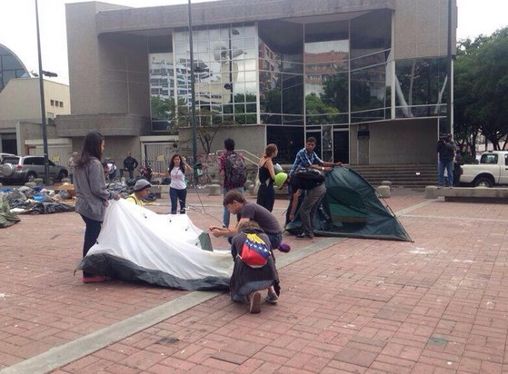 Tras violento desalojo, campamentos vuelven a tomar su lugar (Fotos)