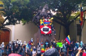 Manifestantes se encuentran en la Plaza de Chacao #10M (Foto)