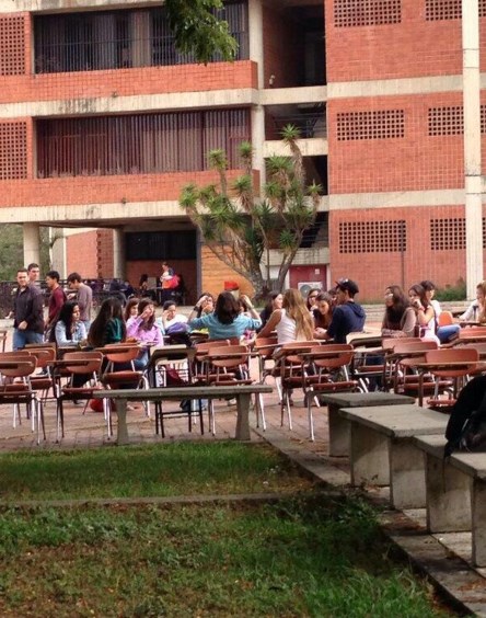 Pupitrazo en la Unimet como protesta por estudiantes detenidos #15M (Fotos)