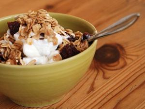 ¿Problemas por obesidad? Comer yogur y almendras te ayudarán a prevenirla
