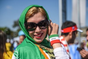 Argentinas e iraníes se disputaron el partido de la belleza en el estadio (FOTOS)