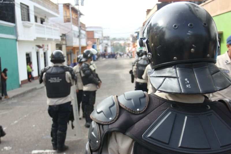 Brutal arremetida de la PNB contra corresponsal de NTN24 durante disturbios en Táchira (Video)