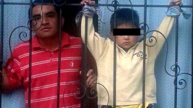 Amarran a niño a una ventana por mal comportamiento (Fotos)