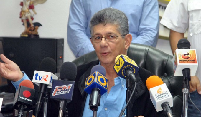 Ramos Allup denuncia atropello en Maiquetía