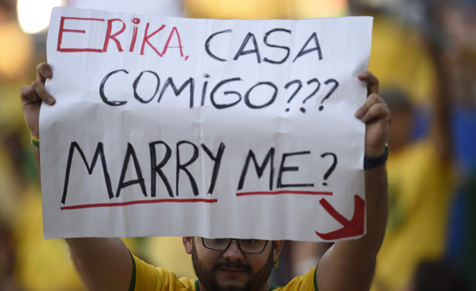 Le propusieron matrimonio en plena inauguración del #MundialBrasil2014 (Foto)