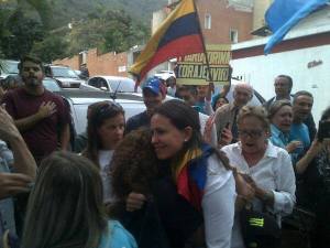 La FOTO: Eufórico recibimiento a María Corina Machado en la sede del partido