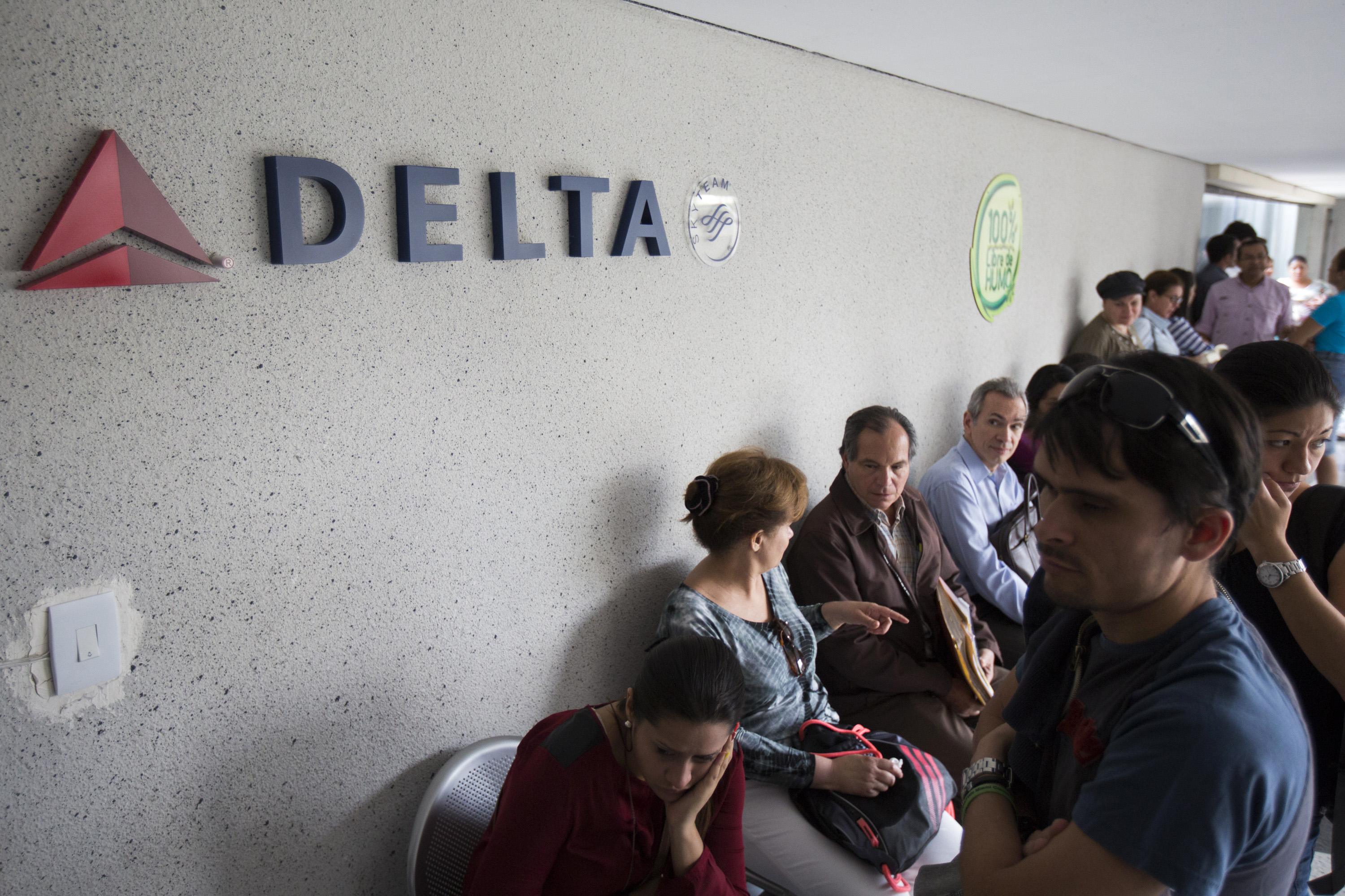 Delta asiste a venezolanos afectados por reducción de vuelos
