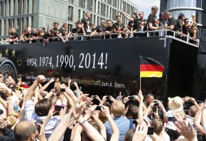 Una multitud eufórica recibe a los campeones del mundo en Berlín (Fotos)