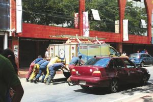 Bomberos de Guayana llegan sin agua a un incendio (+ foto empujando el camión)