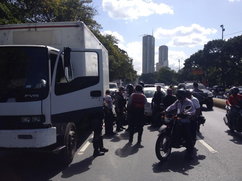 Accidente entre motorizado y dos vehículos colapsa la Francisco Fajardo (Fotos)