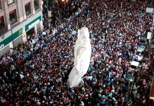 FOTOS: Una multitud celebrando en Buenos Aires con un Cristo de Corcovado inflable