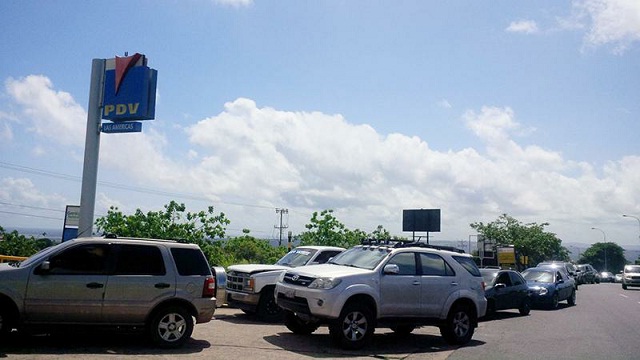 Detuvieron a tenientes por favorecer ilegalmente a vehículos en gasolinera de Puerto Ordaz