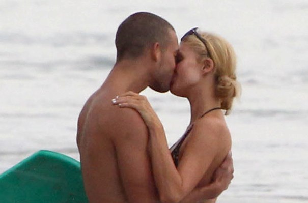 Paris Hilton se besa con hombre misterioso en Malibú (Fotos)