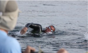 Antonio Saint Aubyn completó 105 km nadando de Margarita a Puerto La Cruz (Fotos)