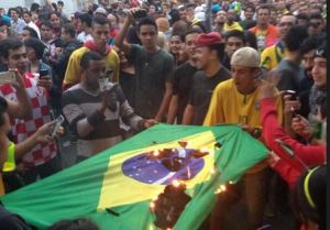 Ay papá… brasileños quemando SU bandera luego de la aplastante victoria alemana (FOTO)