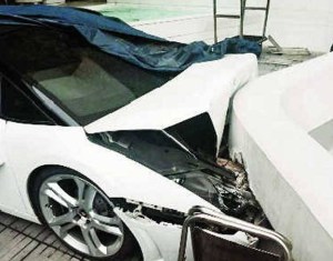 Empleado de un hotel estrelló un Lamborghini contra un muro (Video + Foto)