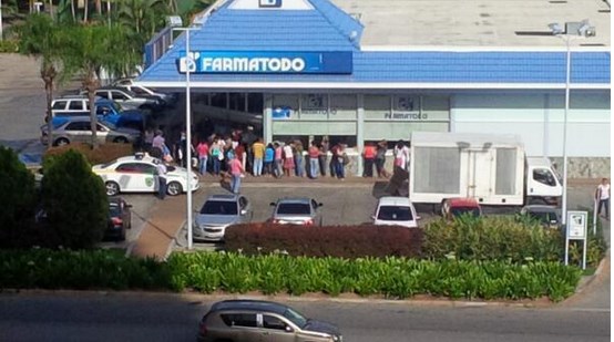 Así está la cola para comprar en Farmatodo #8Jul (Fotos)