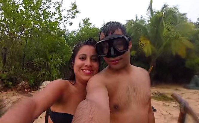 Se tomaban una selfie en la playa y casi les pega un rayo (Video)