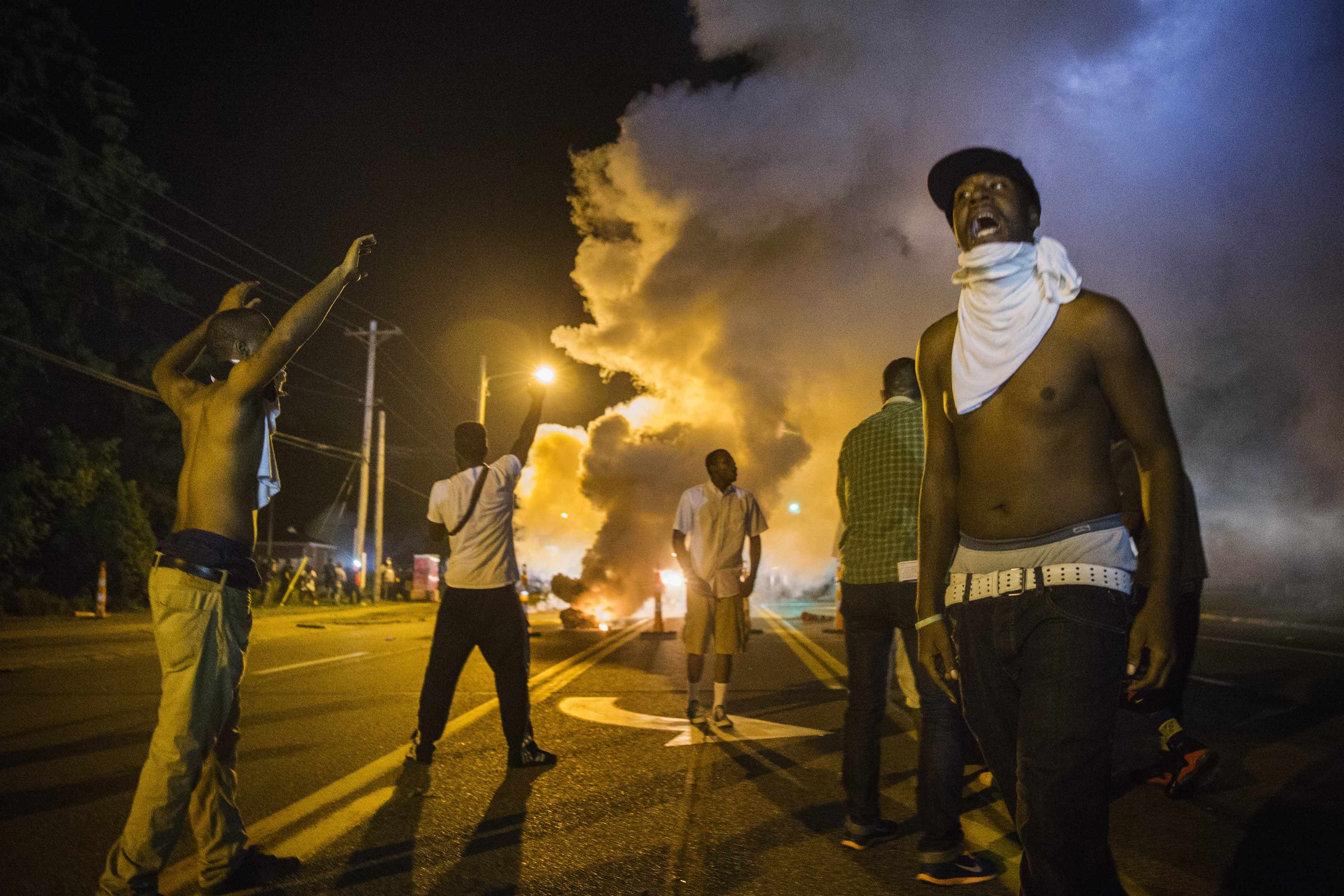 Dos heridos de bala y más de 30 detenidos en otra noche violenta en Ferguson