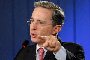 Uribe respaldó a Santos tras postura por violación de DDHH en la frontera