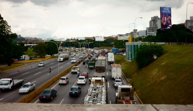Este domingo cerrarán la autopista Francisco Fajardo por trabajos en el puente Independencia