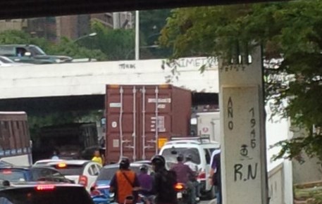 Gandola se atascó en puente de las Mercedes dirección Chacaito (FOTO)