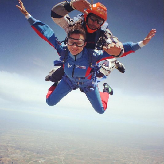 Debora Medina, la favorita de los tuiteros se lanzó en paracaídas (Foto)