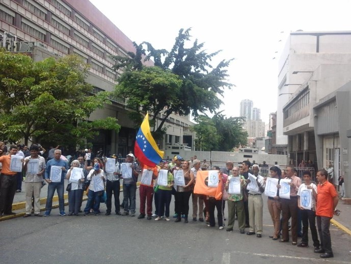 Ciudadanos frente al Palacio de justicia piden #LiberenALeopoldo (Fotos)