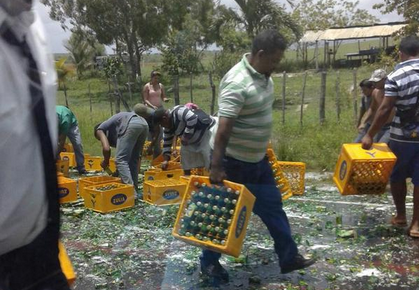 Gandola cargada de cerveza sufre accidente… y los compatriotas la saquean (FOTO)