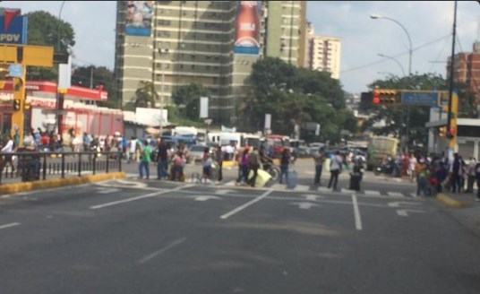 Protesta de buhoneros frente al Unicentro el Marqués #30S