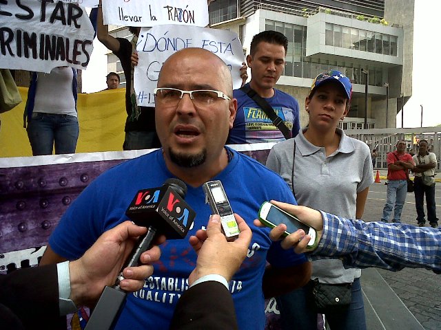 Fotos: Padre de Gerardo Carrero pidió ver a su hijo en el Sebin