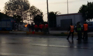 Bomberos apagan vehículo en llamas en autopista Caracas-La Guaira