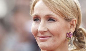 J.K. Rowling defiende sus comentarios transfóbicos y confiesa que fue violada