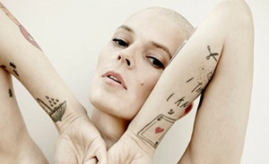 Modelo, diseñadora, cantante y sobrina de Miguel Bosé, lució su mastectomía como una orgullosa sobreviviente